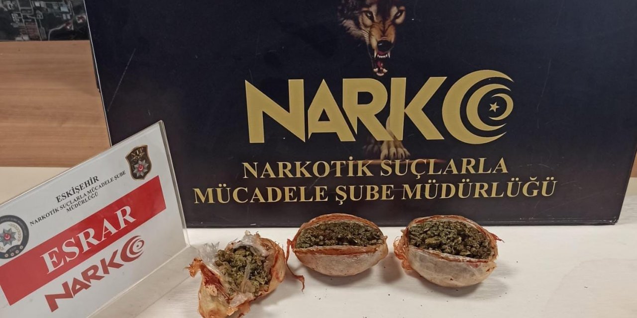 Salça bidonuna saklanan 412 gram esrar ele geçirildi