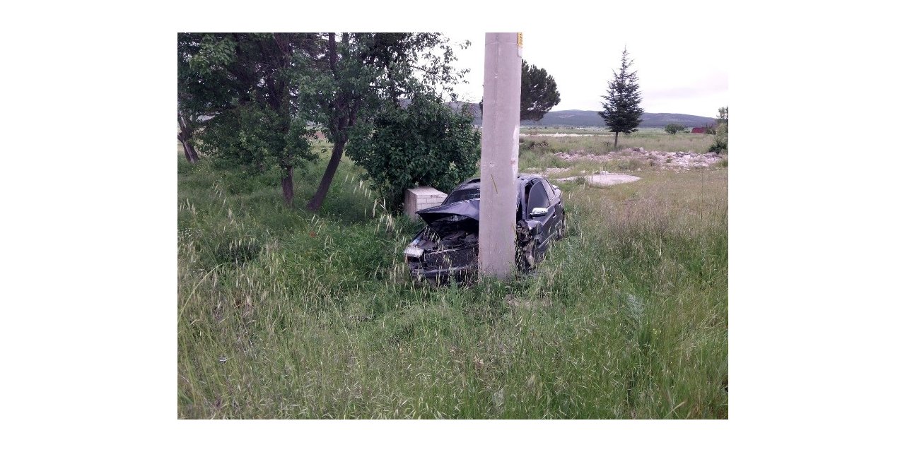 Otomobil aydınlatma direğine çarptı: 1 yaralı