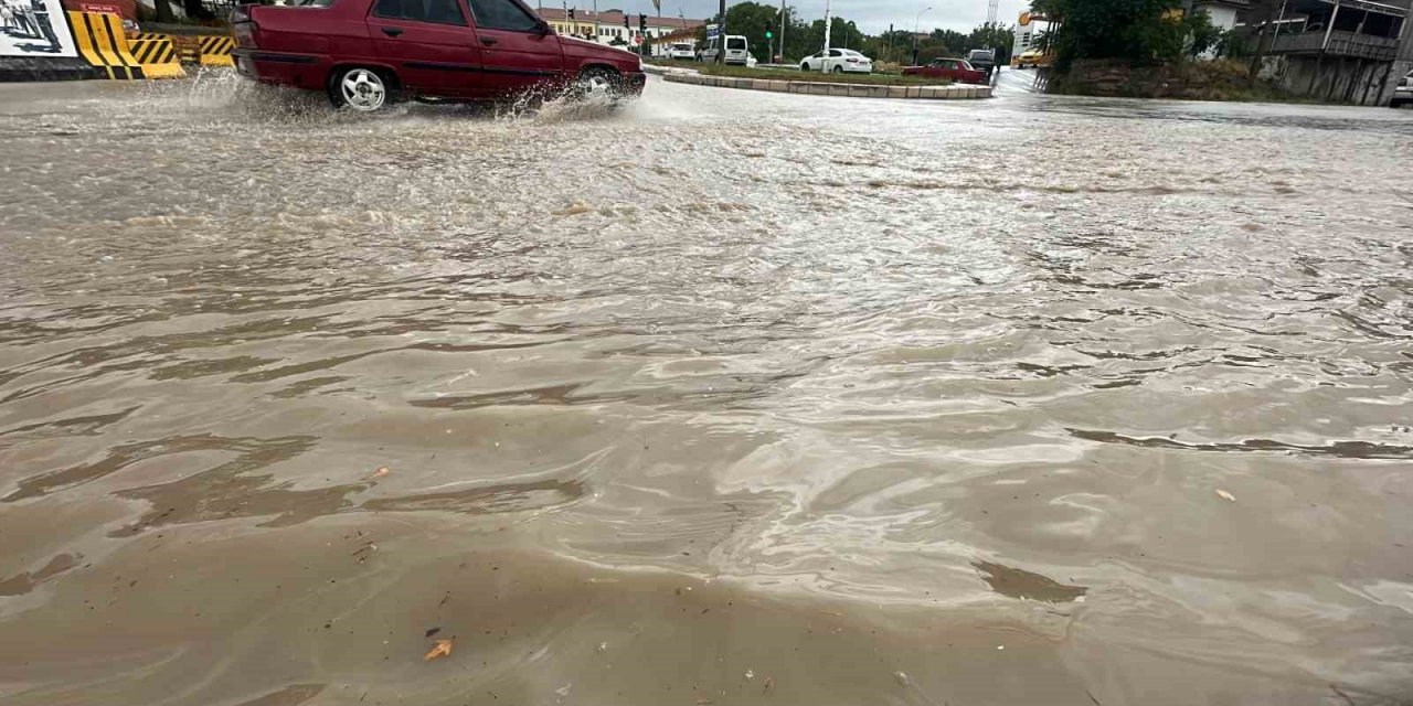 Elazığ’da şiddetli yağış: Cadde ve alt geçitleri su bastı