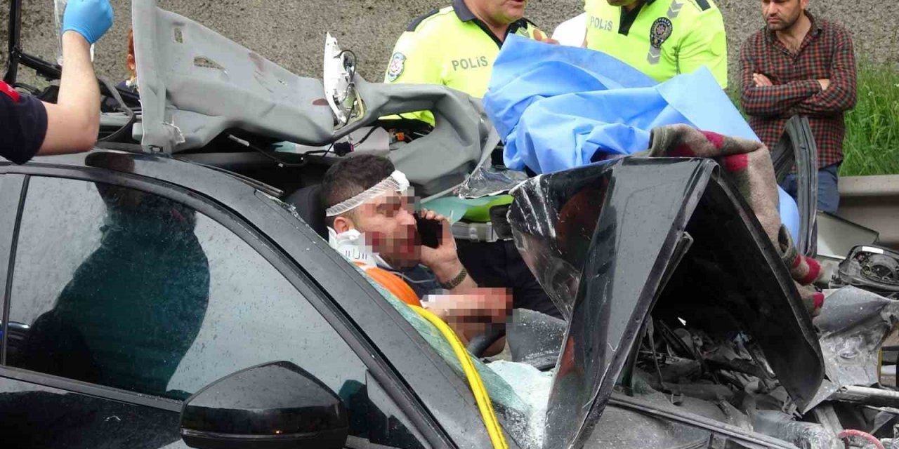 TEM’de feci kaza: Otomobil paramparça oldu, sıkışan sürücü dakikalarca telefonda konuştu