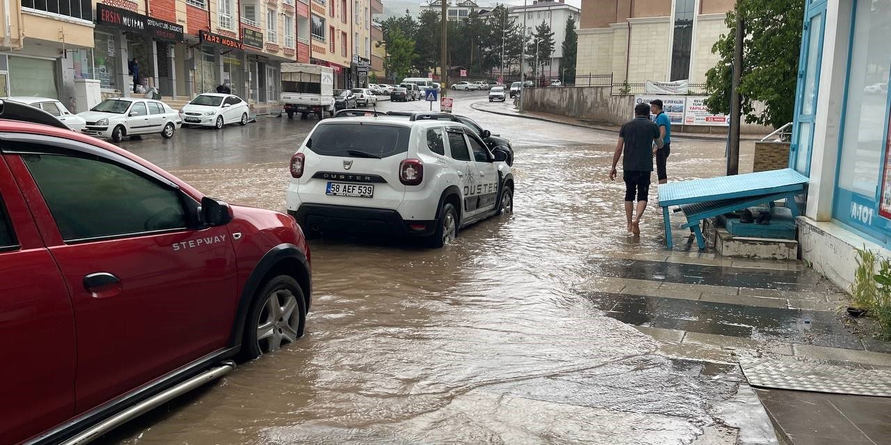 Suşehri’nde yollar göle döndü