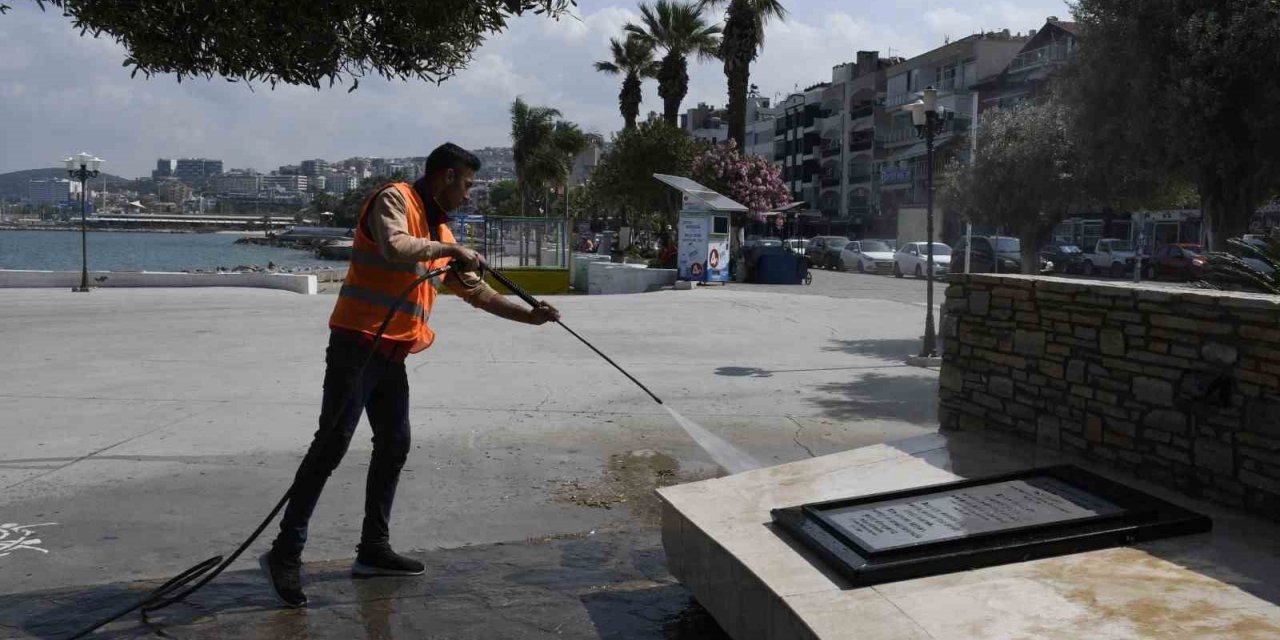 Kuşadası Belediyesi’nin temizlik mesaisi aralıksız sürüyor