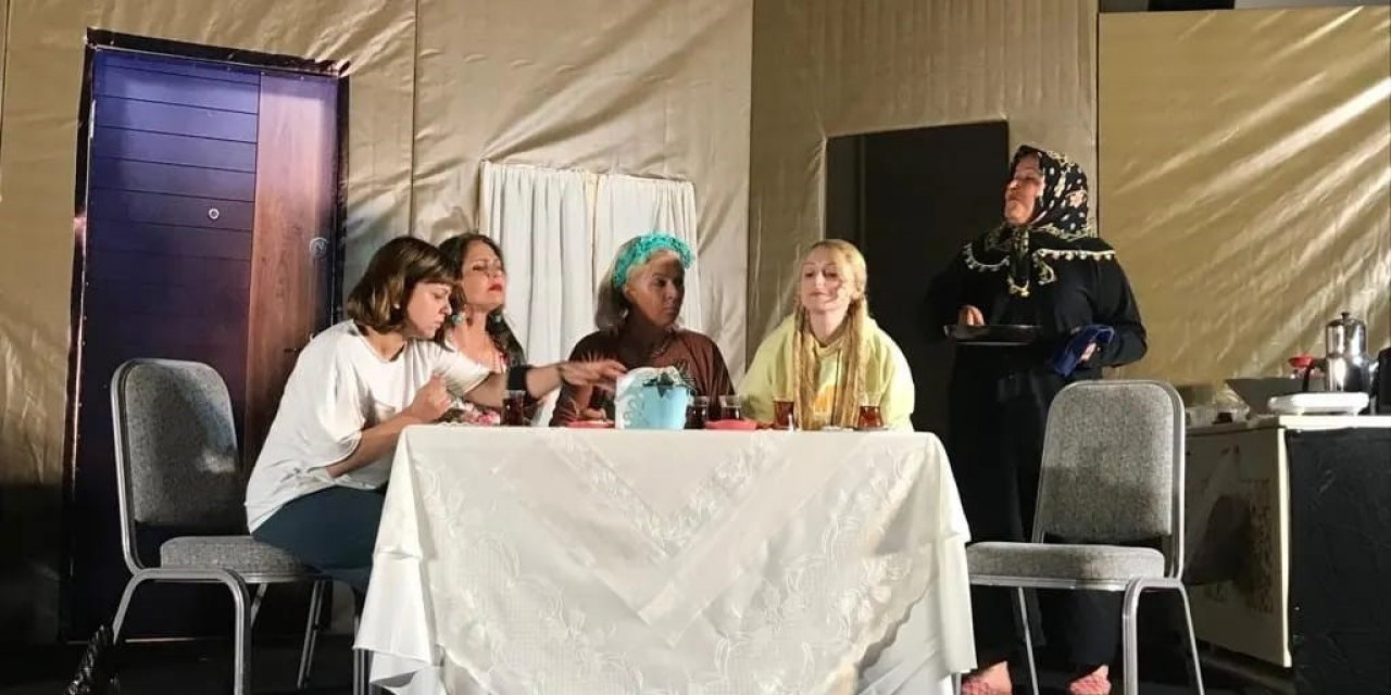 Kuşadası’ndaki tiyatro ilgi gördü