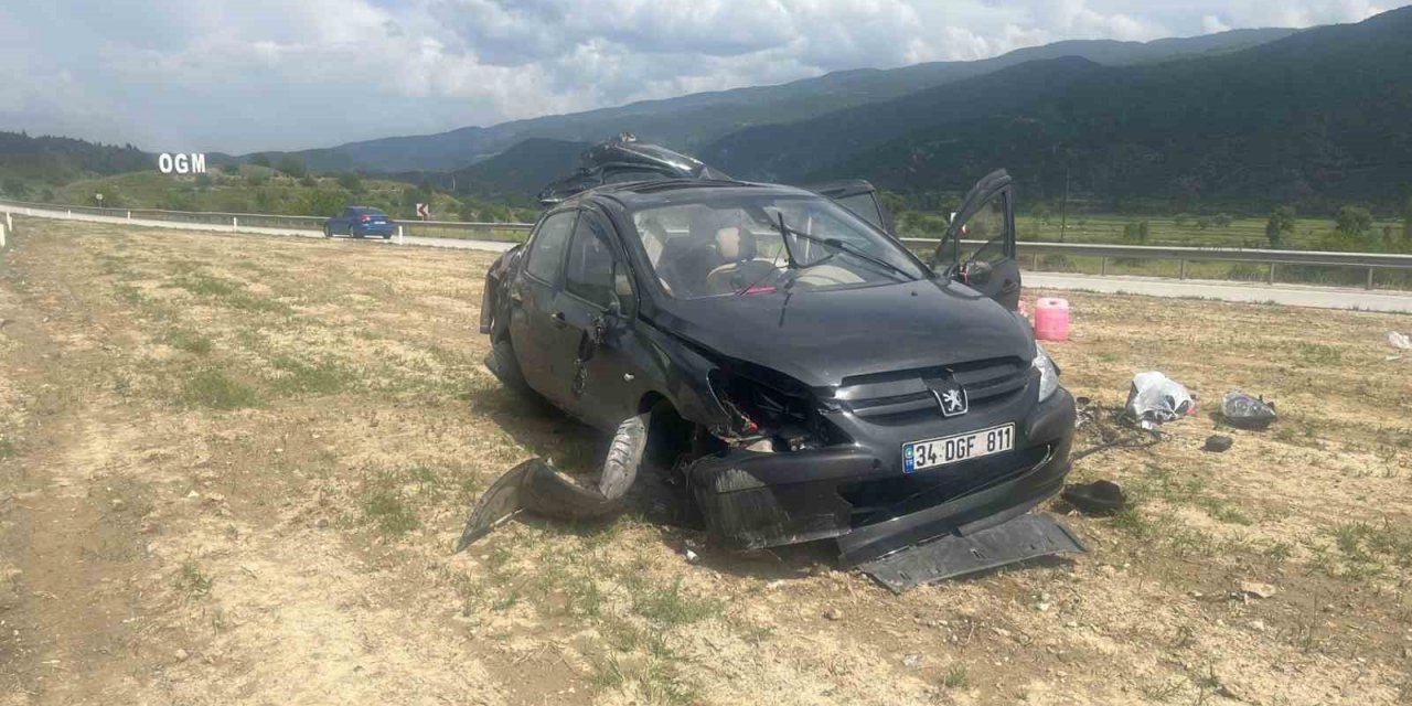 D100’de otomobil takla attı: 3 yaralı