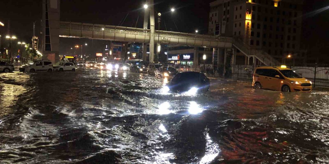 Elazığ’da sağanak yağışta yolda kalan araçları itfaiye kurtardı