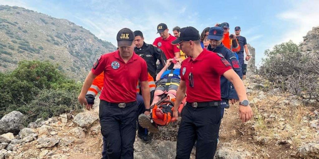 Yaralı turisti iki saat sedye ile taşıdılar