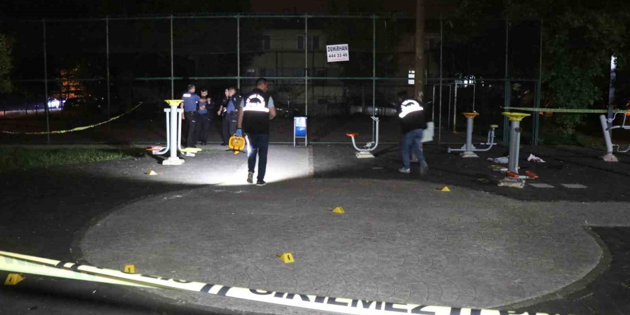 Parkta tartıştıkları kişiye kurşun yağdırıp kaçtılar