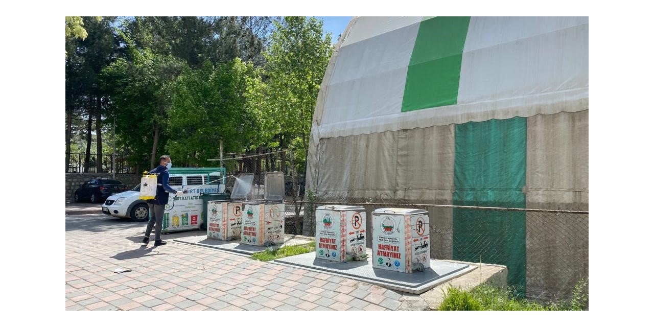 Siirt Belediyesi kent genelinde ilaçlama çalışmalarına devam ediyor