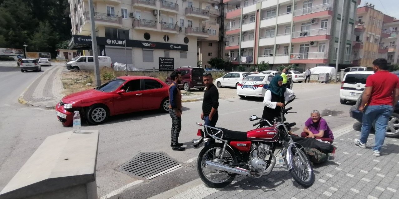 Motosiklet otomobille çarpıştı: 1 yaralı