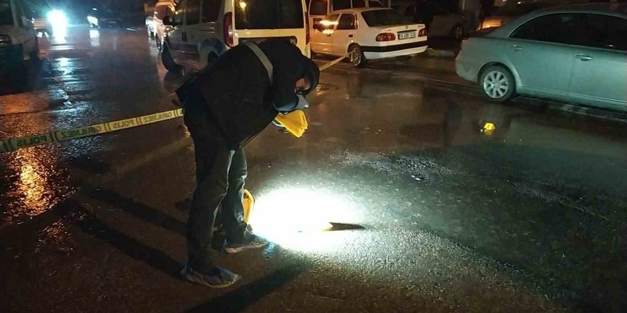 Otomobil ile geldikleri iş yerini kurşuna tuttular