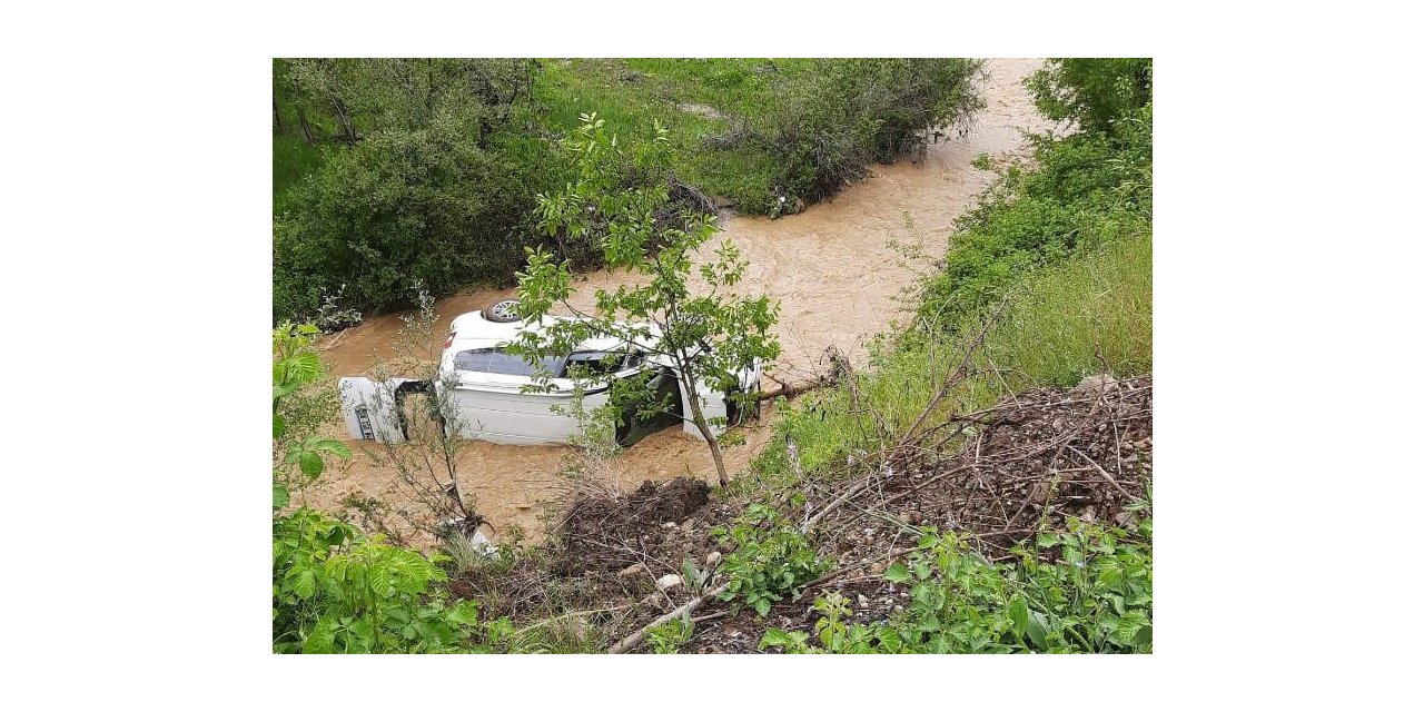 Araç dereye uçtu: 3 yaralı