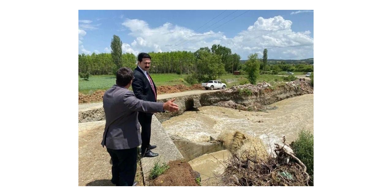 Kuvvetli sağanak sele sebep oldu, köy yolu ve köprü yıkıldı