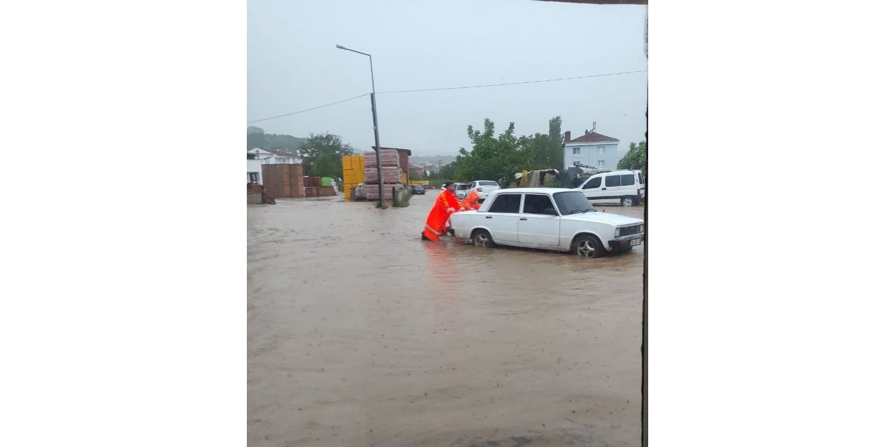 Bilecik’te sağanak yağış sonrası alt geçitte araç içinde mahsur kalan 6 kişi kurtarıldı