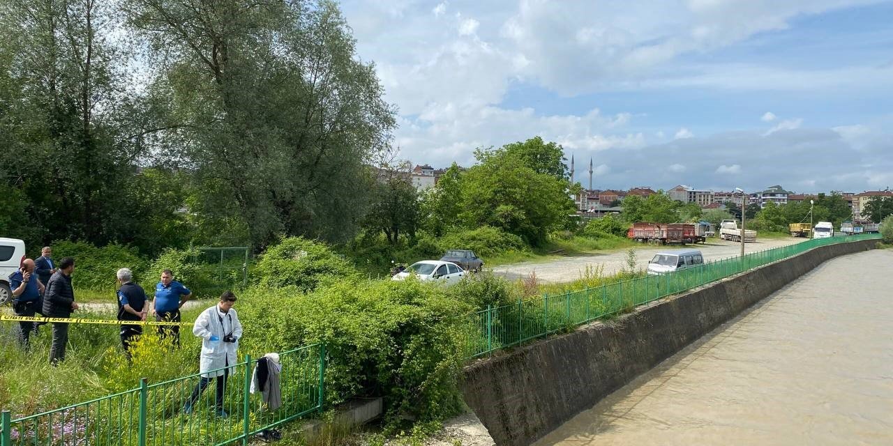 Dere kenarındaki korkuluklara elbiselerini asan yaşlı adam kayıplara karıştı