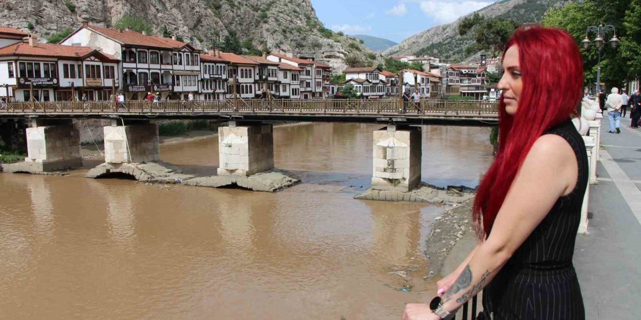 Yeşilırmak kızıla döndü