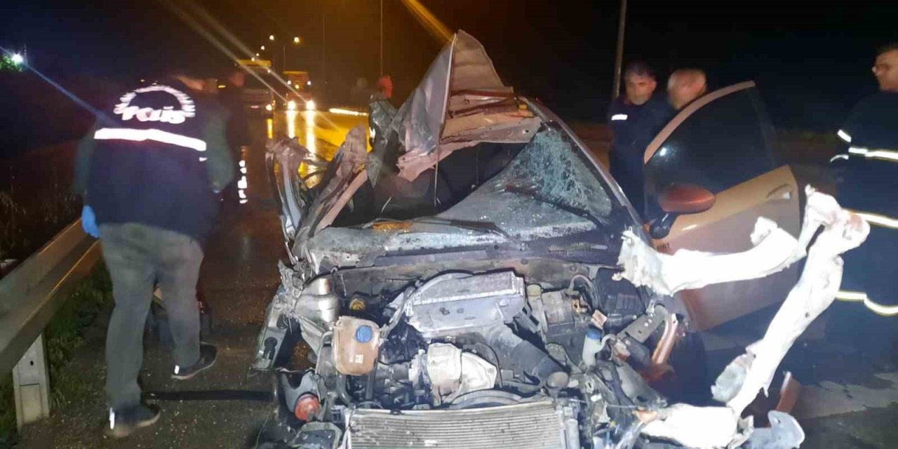 Tıra arkadan çarpan otomobilin sürücüsü yaralı arkadaşlarını bırakıp kaçtı