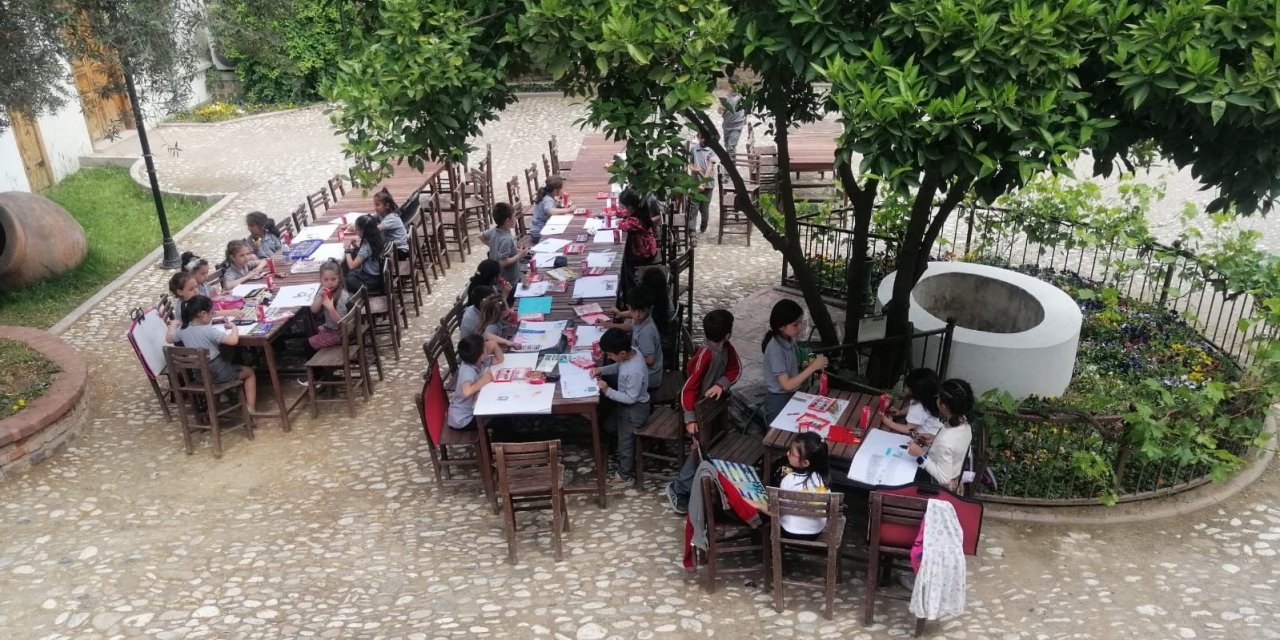 Minik Ressamlar Kent Müzesini kağıda çizdi
