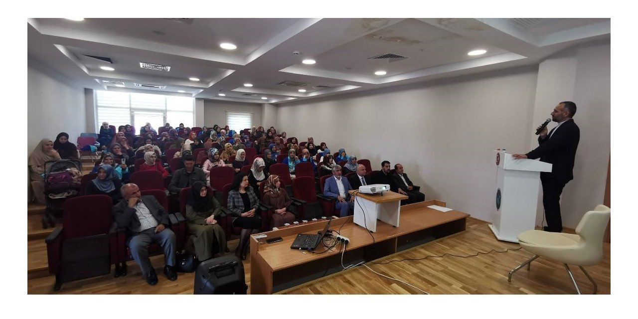 Lisans eğitimlerini tamamlayan 100 bayan öğrenci mezun oldu