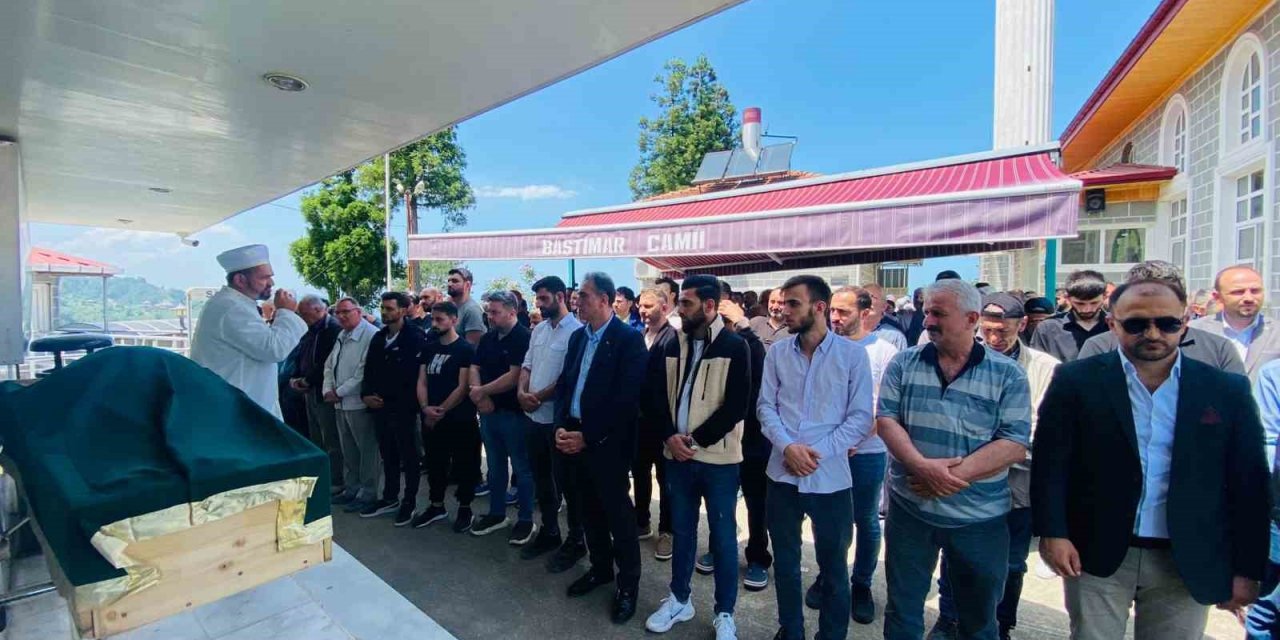 Seçim zaferini kutlamak isterken tutukluk yapan silahı ile yanlışlıkla kendini vuran şahıs son yolculuğuna uğurlandı