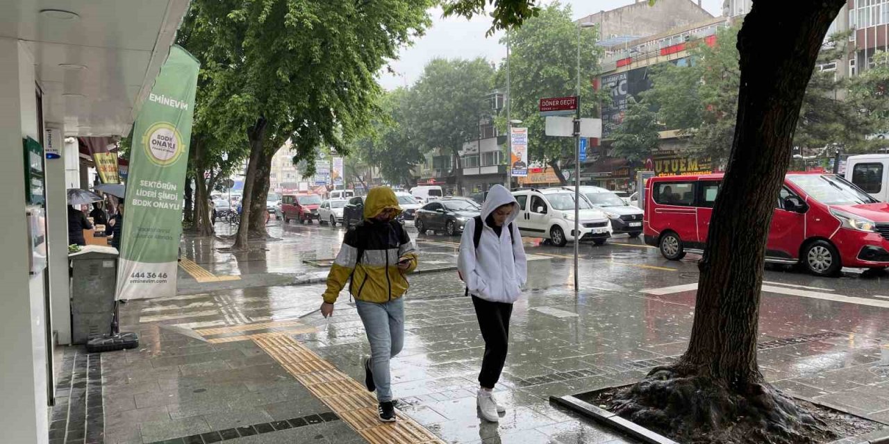 Yağmura hazırlıksız yakalanan vatandaşlar ıslanmaktan kaçamadı