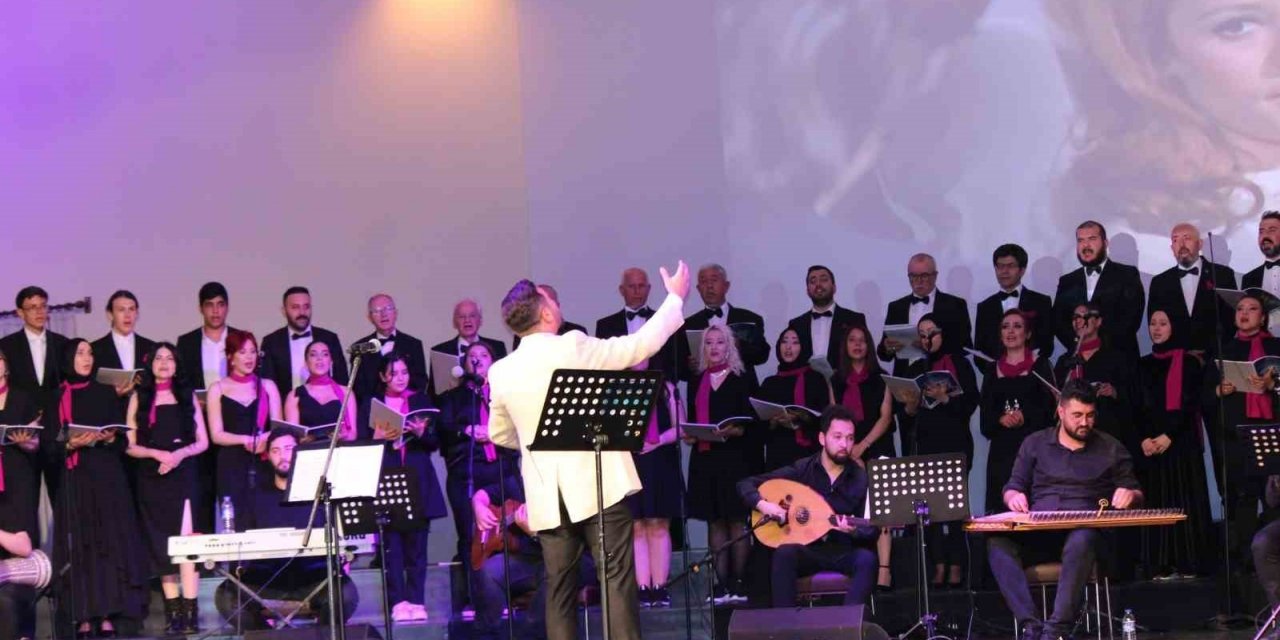 Yeşilçam Film Müzikleri Konseri büyük ilgi gördü