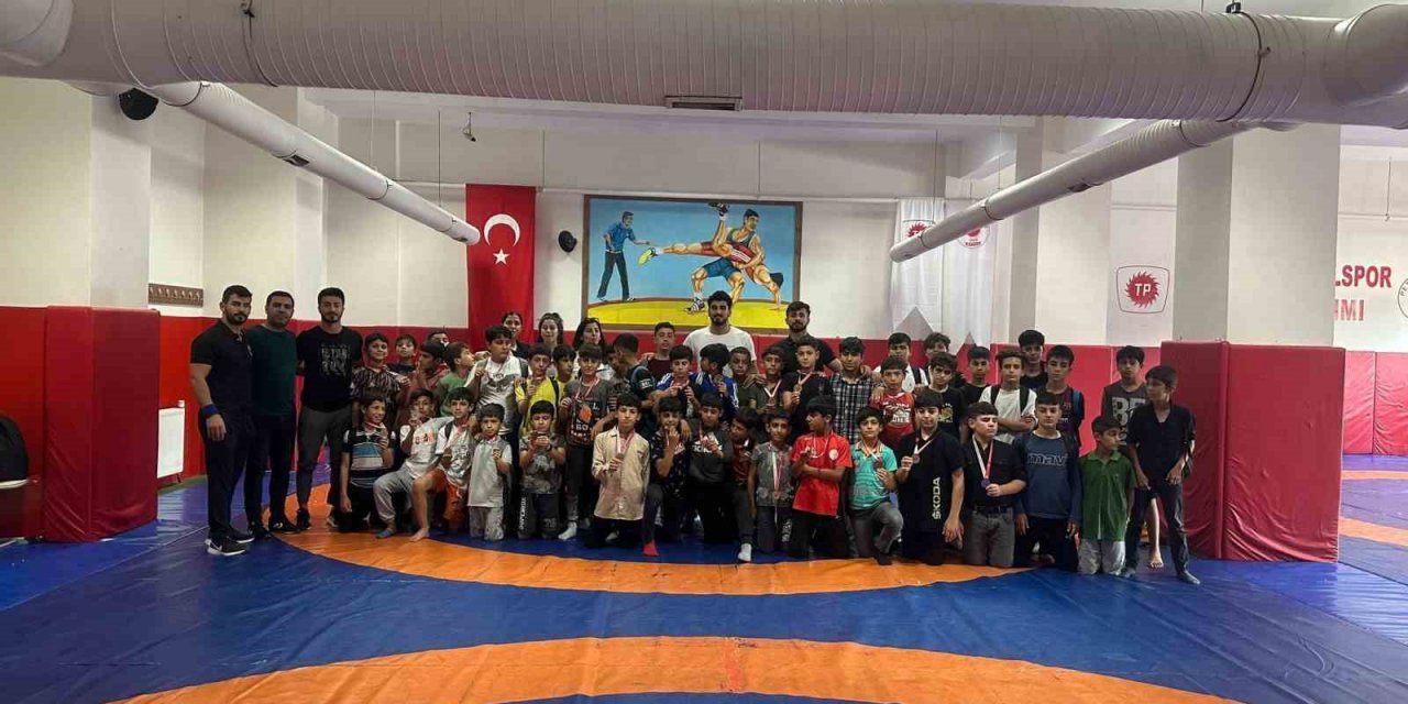 Küçükler minderi terletti