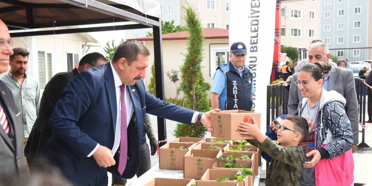 Belediyenin seralarında yetiştirilen 180 bin fide vatandaşlara ücretsiz dağıtıldı