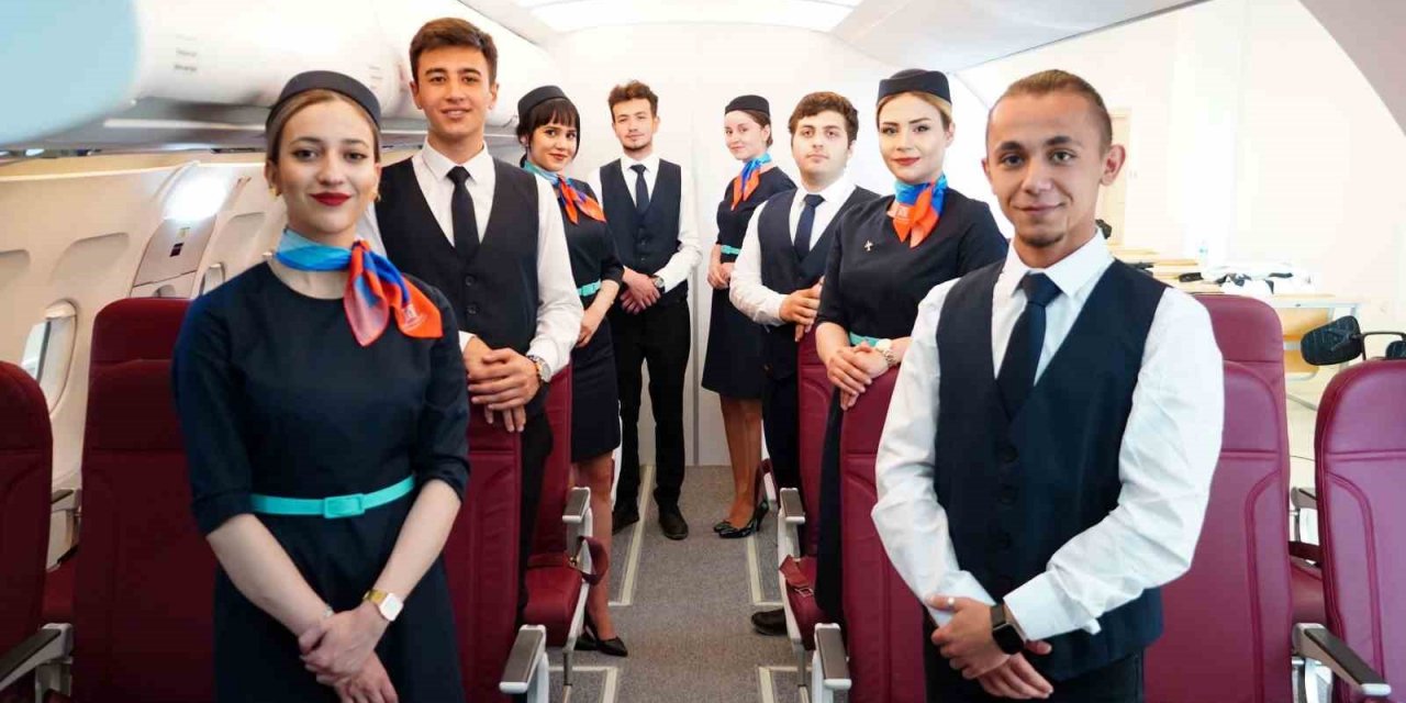 Konya'da KTO Karataylı kabin memuru adayları, uygulamalı mock-up eğitimi ile gerçek uçuşa hazırlanıyor