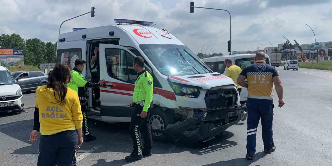 Ambulansla otomobil çarpıştı: 2 ambulans personeli yaralandı