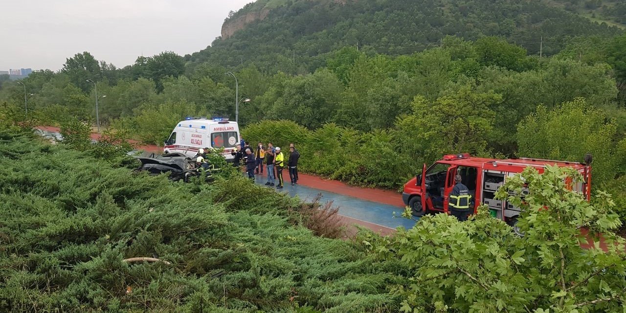 Kontrolden çıkan cip bariyeri kırıp bisiklet yoluna uçtu