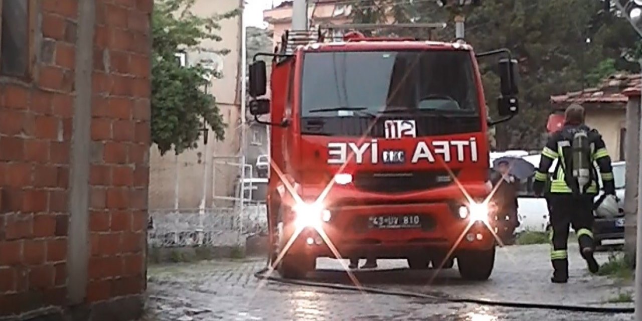 Tavşanlı’da yıldırım düşen evin çatısında yangın çıktı