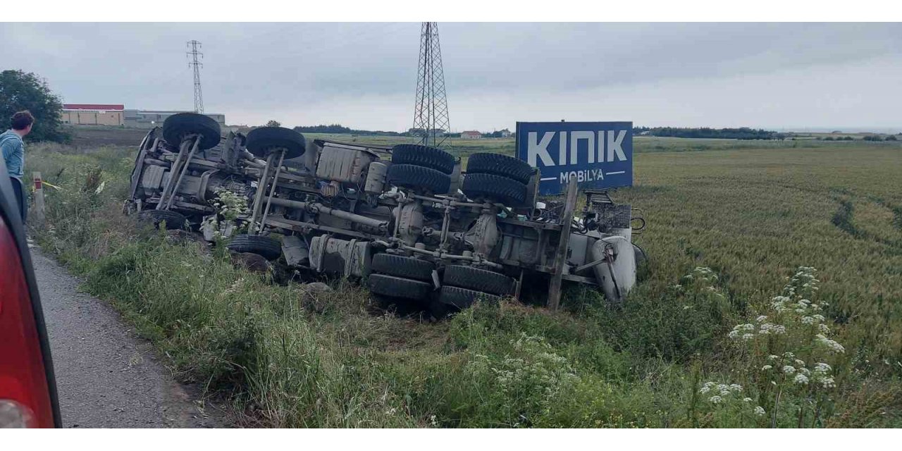 Beton mikseri düz yolda devrildi: 1 ölü