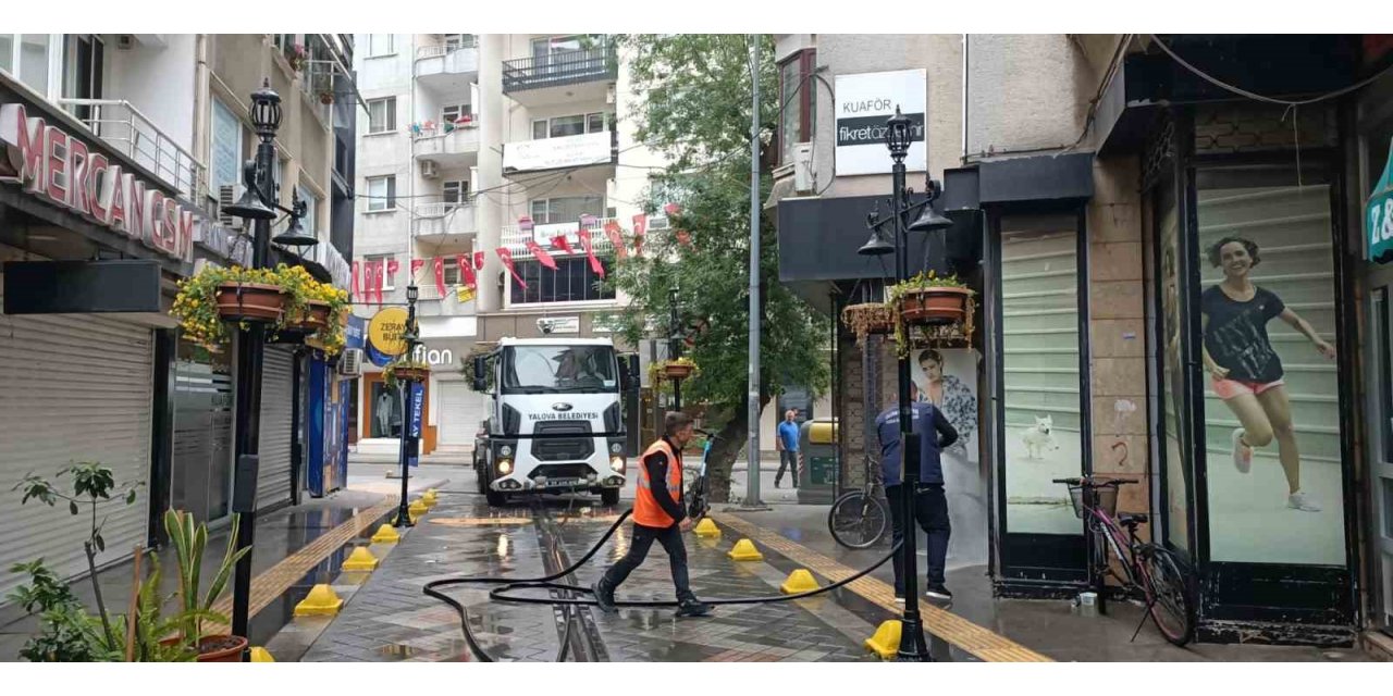 Yalova Belediyesi’nden cadde, sokak ve parklarda hummalı çalışma