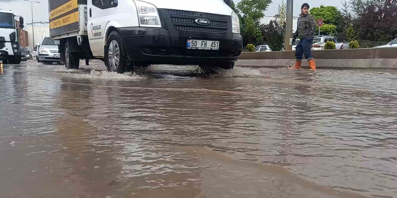 Kırıkkale’de aniden bastıran yağışta caddeler göle döndü