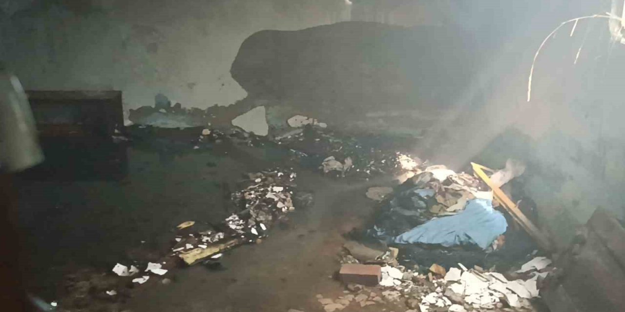 Metruk binada yangın çıktı, mahalleli isyan etti: "Çocuklarımız risk altında"