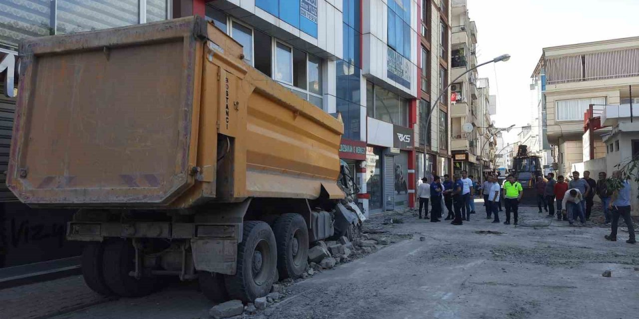 Kontrollü yıkılan minare kamyon ve iş yerlerine zarar verdi