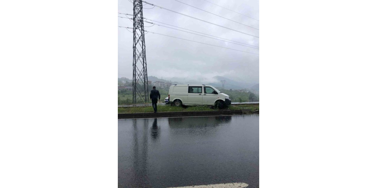 Direksiyon hakimiyetini kaybetti, kaldırıma çıktı