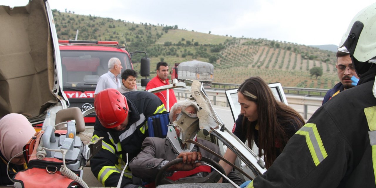 Kamyonet tıra arkadan çarptı: 1 ölü, 1 ağır yaralı