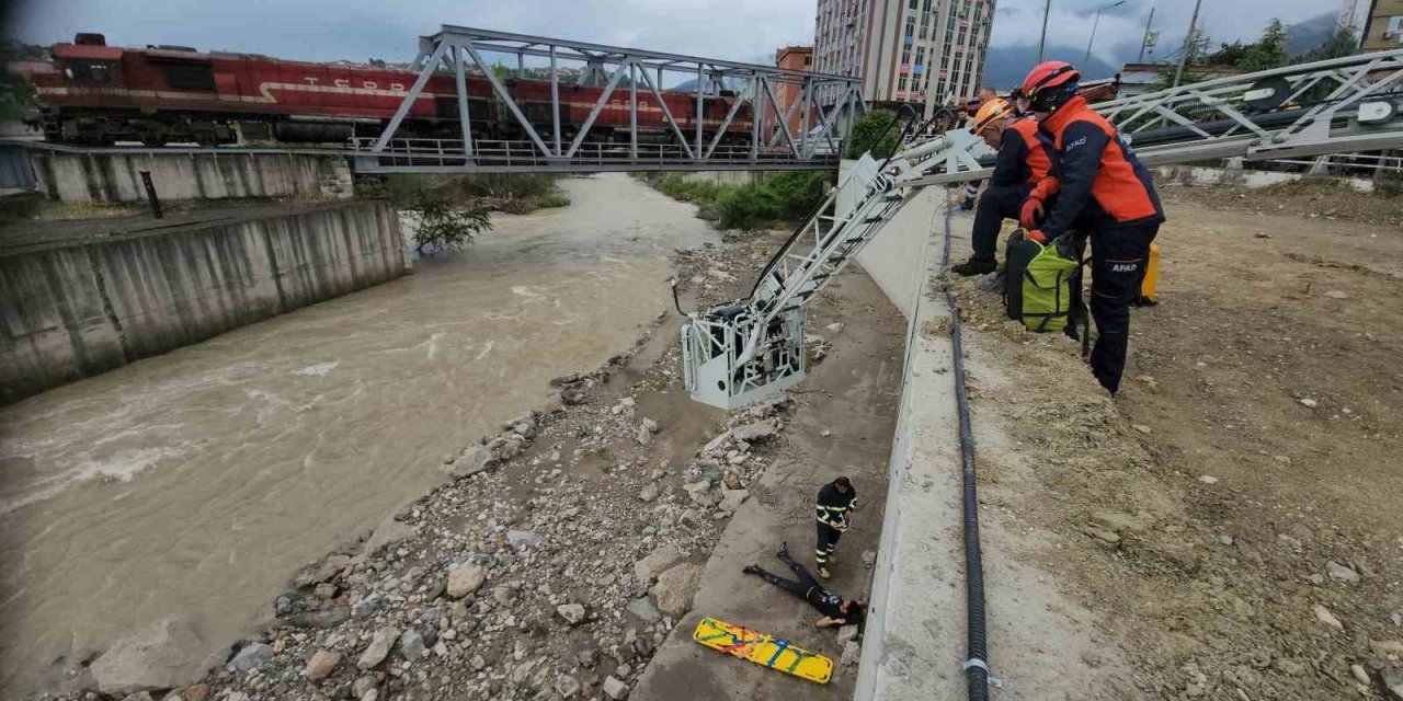 15 metreden düşen genci itfaiye böyle kurtardı