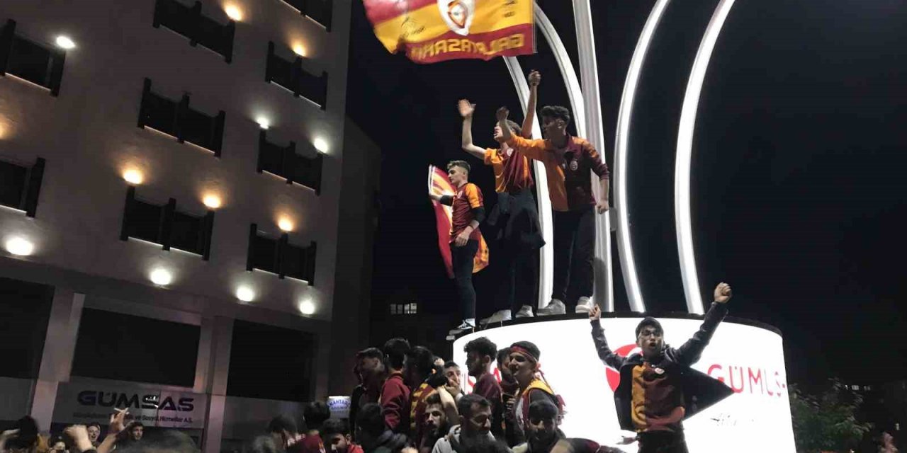 Galatasaray’ın şampiyonluğu Gümüşhane’ne coşkuyla kutlandı