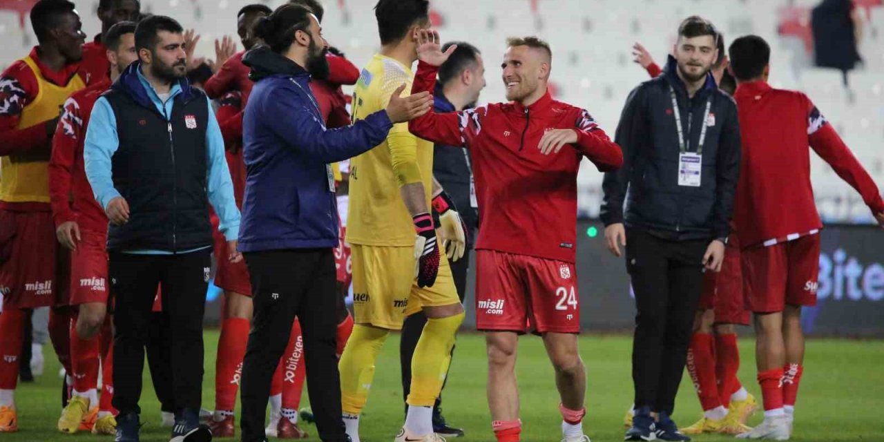 Süper Lig’de kalmayı garantileyen Sivasspor’da büyük sevinç