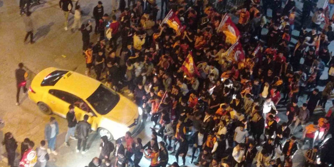 Galatasaray’ın şampiyonluğu Hakkari’de coşkuyla kutlandı
