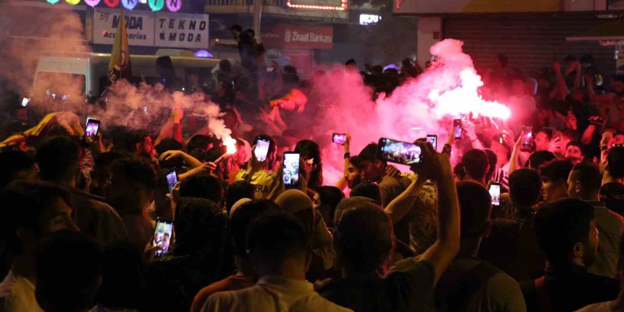 Diyarbakırlılar Galatasaray’ın şampiyonluğunu meşalelerle kutladı