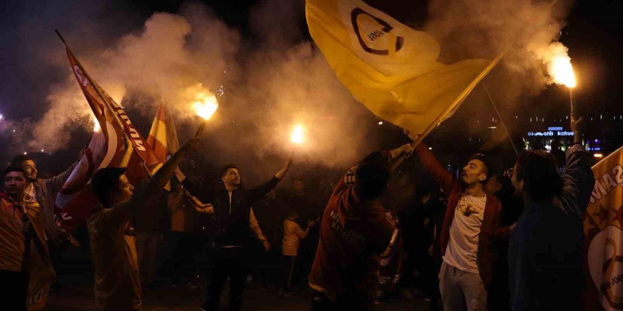 Kayseri’de halaylı kutlama