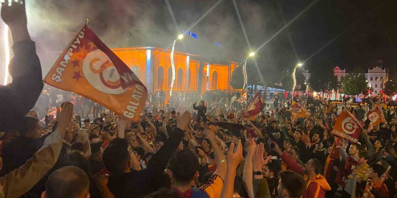 Galatasaray şampiyonluğunu ilan etti, Bolu’da vatandaşlar sokağa döküldü