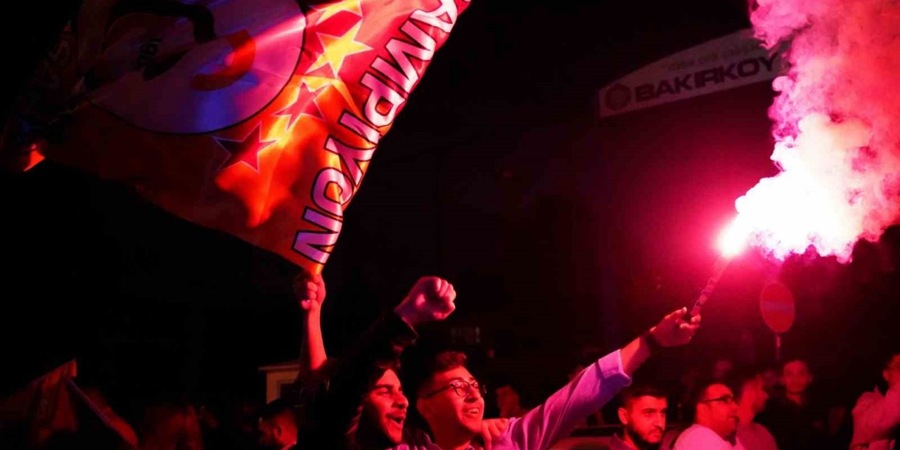 Taraftarlar, Florya Metin Oktay Tesisleri içinde takımı bekliyor