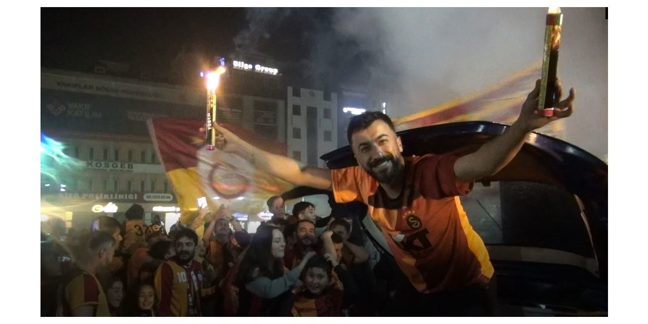 Yağmur yağışı altında Galatasaray coşkusu