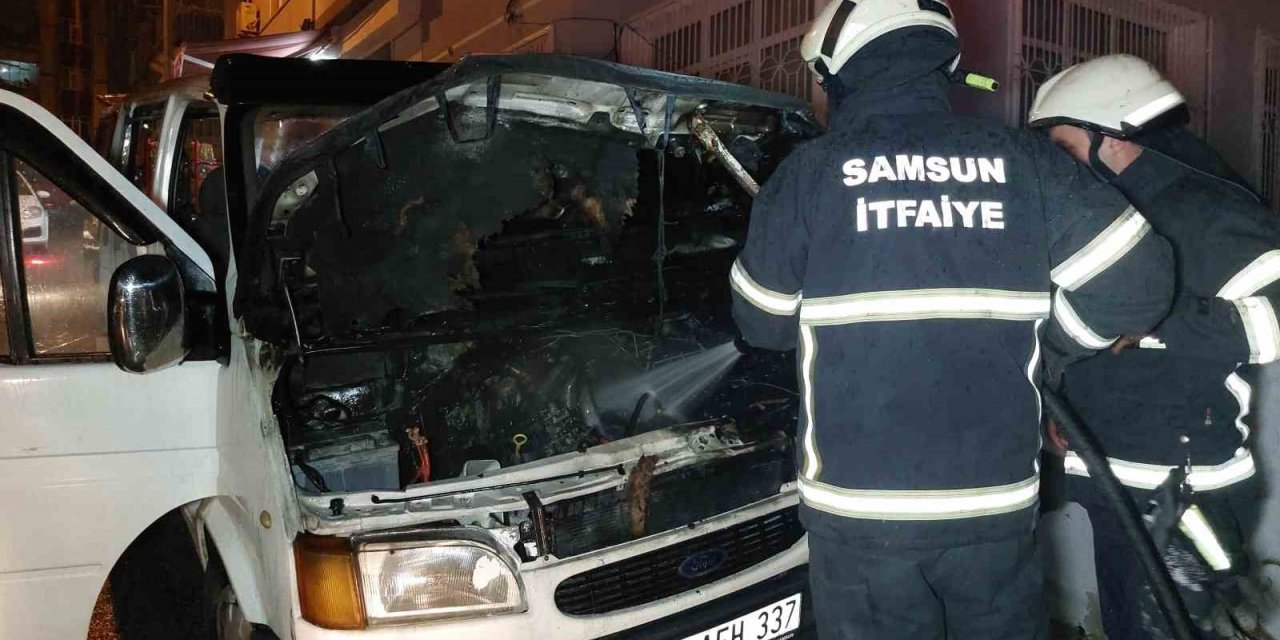 Park halindeki minibüste yangın çıktı