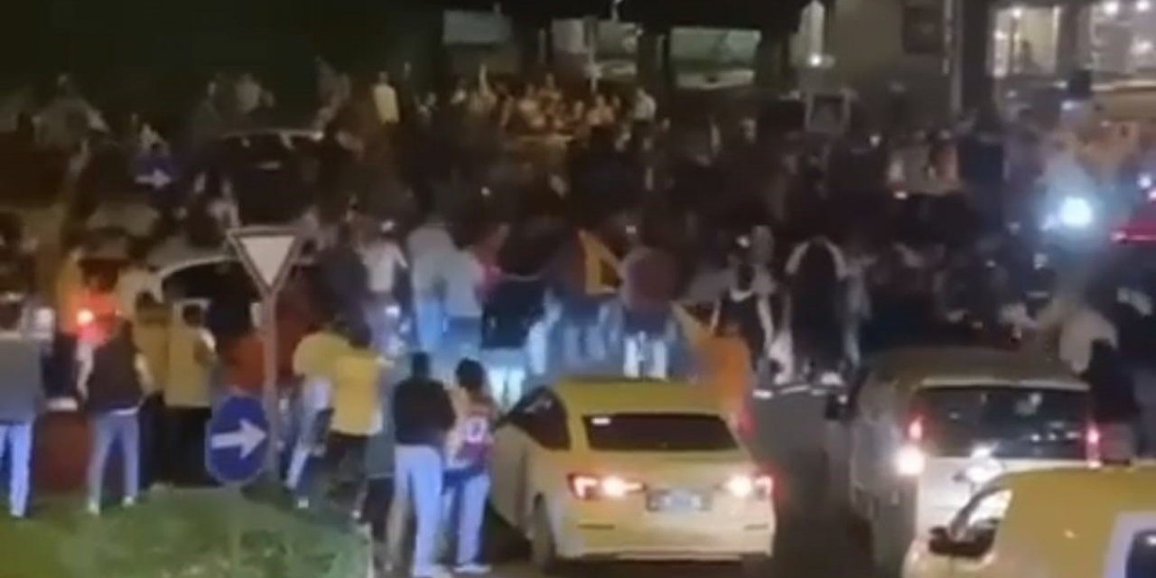 İnanılmaz olay... Şampiyonluk kutlayanların üzerine aracını sürdü: 2 yaralı