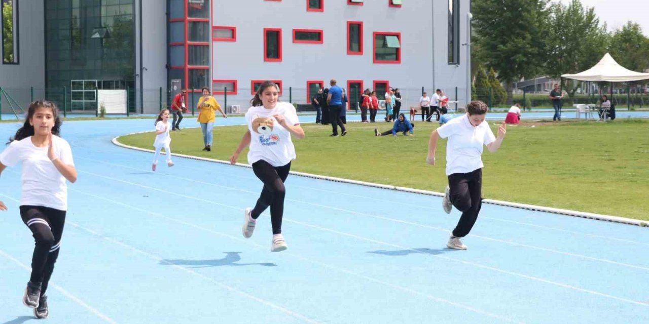 Özel sporcular pistte yarıştı